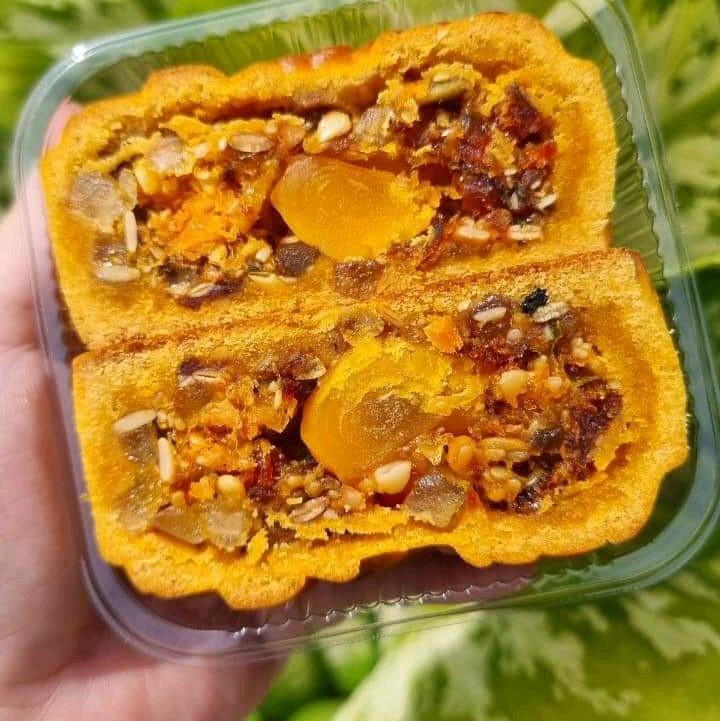 Hoa Nắng Homemade- Bánh trung thu thập cẩm gà quay healthy 2 trứng muối 220g Lượng đường thấp 4