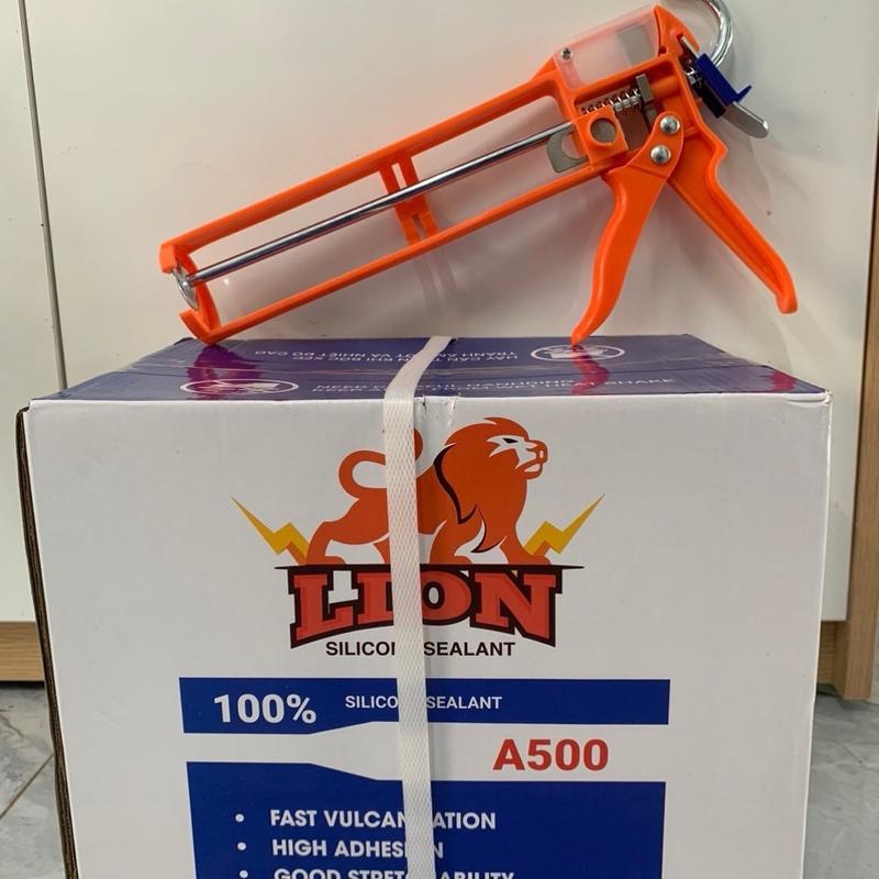 1 THÙNG 24 chai 300 mL silicon A500 LION dán nhôm kính,trám bê tông,khe hở, dán nội thất, dẻo bóng mịn , bền với thời tiết nắng mưa chịu nhiệt độ cao apollo silicone dangu on keo