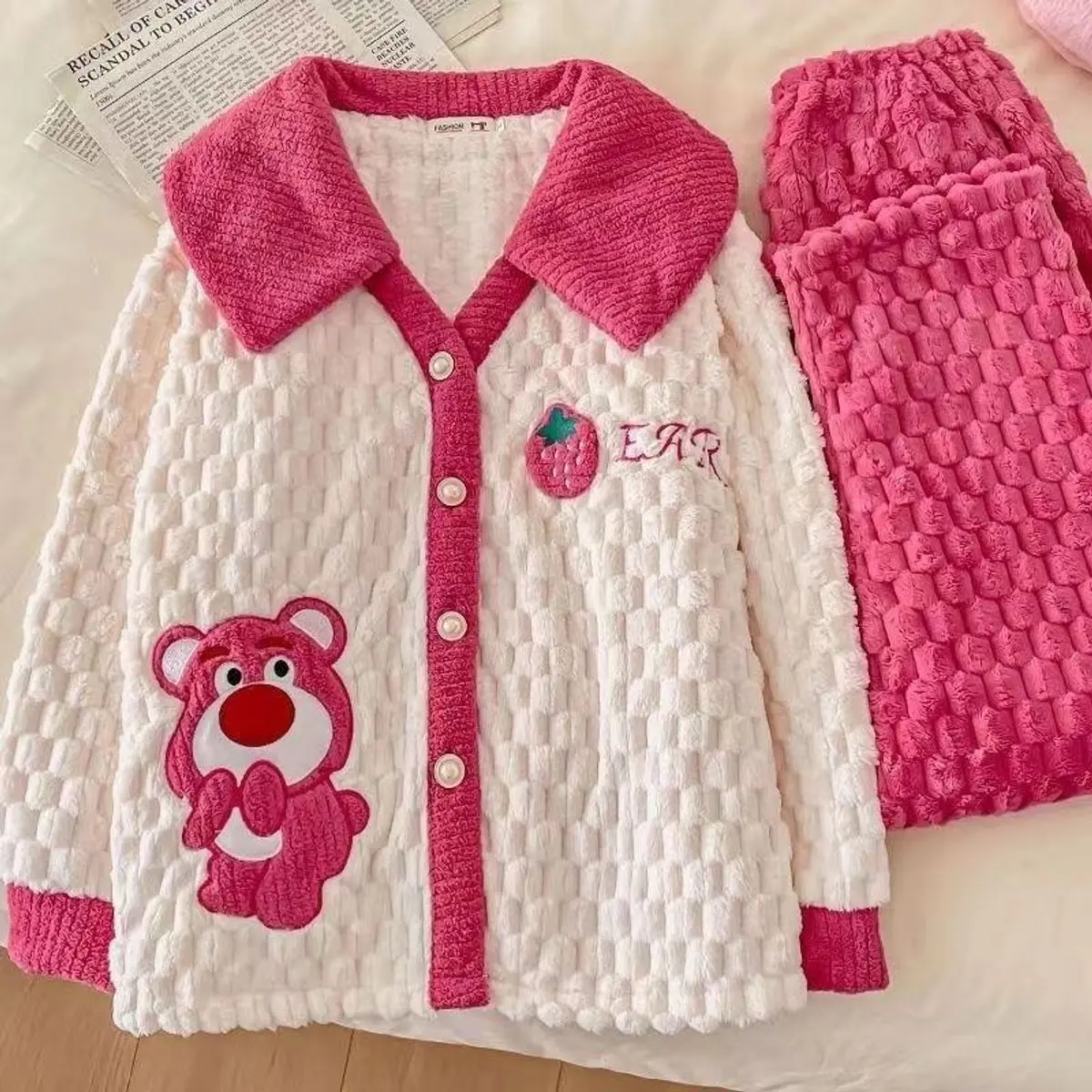 Bộ Áo Quần Ngủ Ngủ Lông Nhung Cute Hình Gấu Dâu Mùa Đông Đáng Yêu Chất Lông Mềm Nhẹ - Dành Cho Nữ - Women Nho choàng đồ áo  choàng