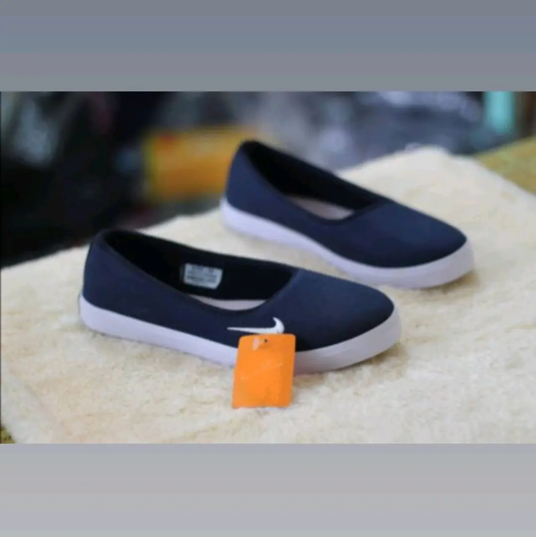 Sepatu Wanita Slip On Foxing Putih, Sepatu Santai|Sepatu Hijabers|Sepatu Kerja|Sepatu Kuliah Hak Datar (1 cm atau kurang)