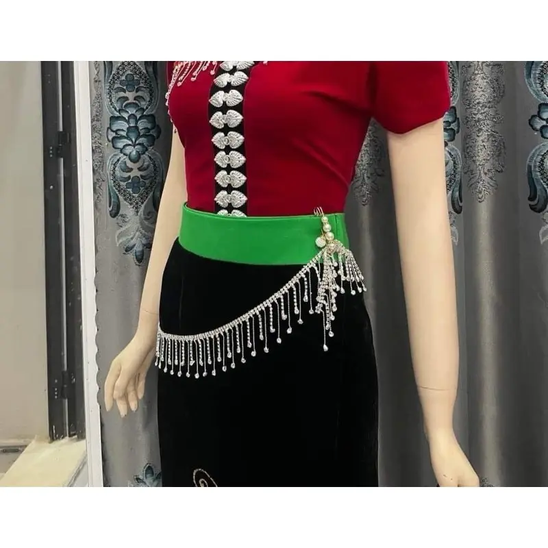 Xà tích - phụ kiện mặc cùng váy dân tộc Thái