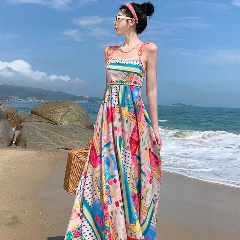 Gaun Wanita Tanpa Lengan Berpinggang Tinggi dengan Motif Warna-warni, Hem Lebar, dan Tali Bahu Gaun Wanita Tanpa Lengan Berpinggang Tinggi dengan Motif Warna-warni, Hem Lebar, dan Tali Bahu