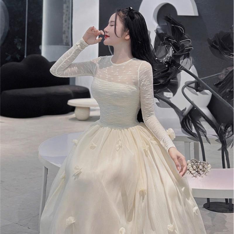 Váy thiết kế ren tay dài cổ tròn ôm phối chân tơ bồng đính hoa dáng dài Nữ 3
