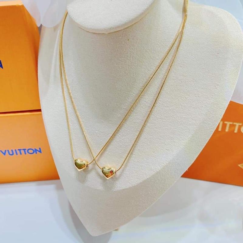 Dây chuyền sợi mì mặt trái tim size 10mm có chữ lucky . Chất liệu titan 18k không đen hoen gỉ không dị ứng da bền màu 1-2 năm tắm giặt thoải mái. Trang Sức Nữ