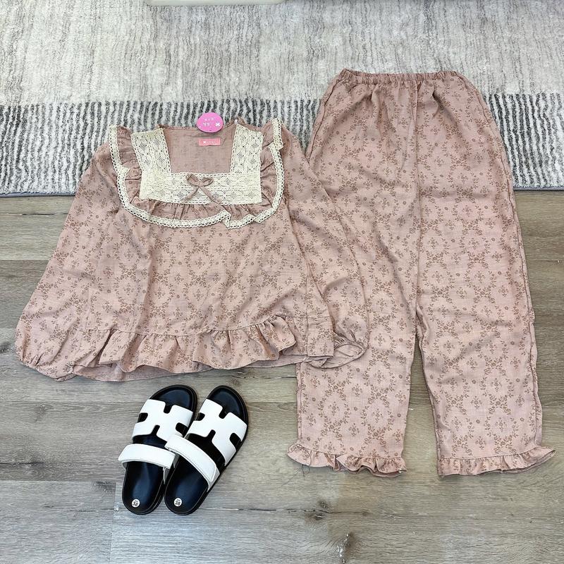  Bộ đồ ngủ mặc nhà nữ Hh áo dài tay bồng rộng dáng baby xoè rộng cổ áo vuông cao phối viền Ren bản to và viền bèo chính giữa ngực đính nơ quần dáng xuông thẳng hoạ tiết hoa nhí chất liệu đũi mềm mịn êm mát 