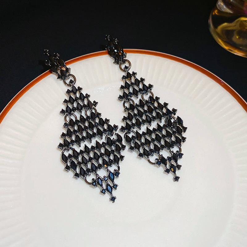 Product Introduction of Silver Needle Dark Style Diamond-Embedded Rhombus Earrings European and American Niche High-Profile Earrings Personalized Temperament Earrings Light Luxury High Sense 1