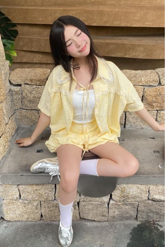 Product Introduction of [Tặng kèm vòng handmade]- MILEY- SET ÁO KÈM QUẦN KẺ SỌC ĐÁNG YÊU Nữ Kem freesize 2