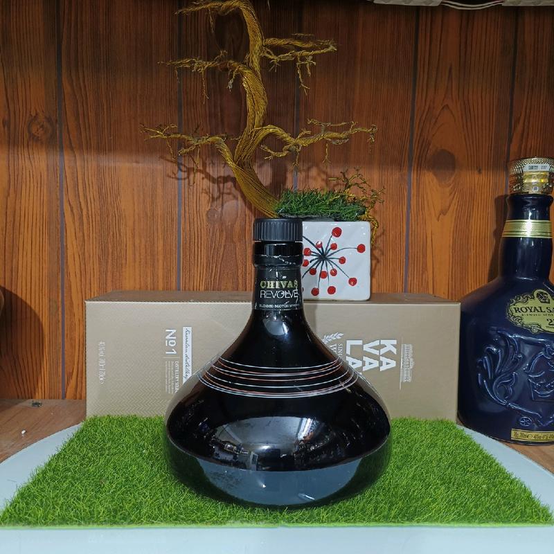 Vỏ chai rượu ngoại Chivas Đĩa Bay độc đáo đen huyền bí trưng bày decor (chai rỗng) 1