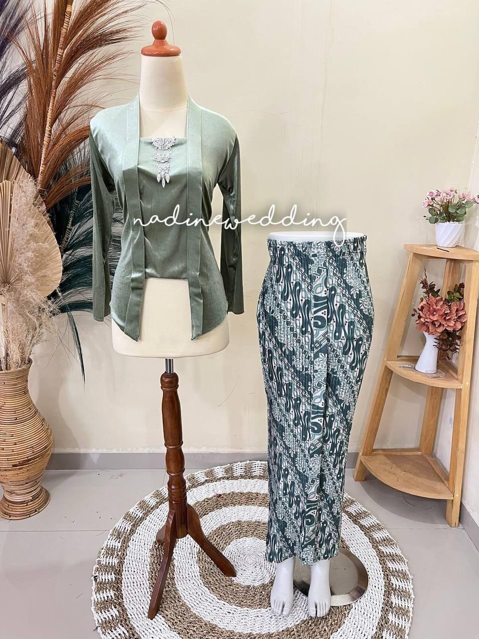 [1 Set, Hijau Sage] Kebaya Kutubaru + Rok Plisket / Motif Malika Hijau