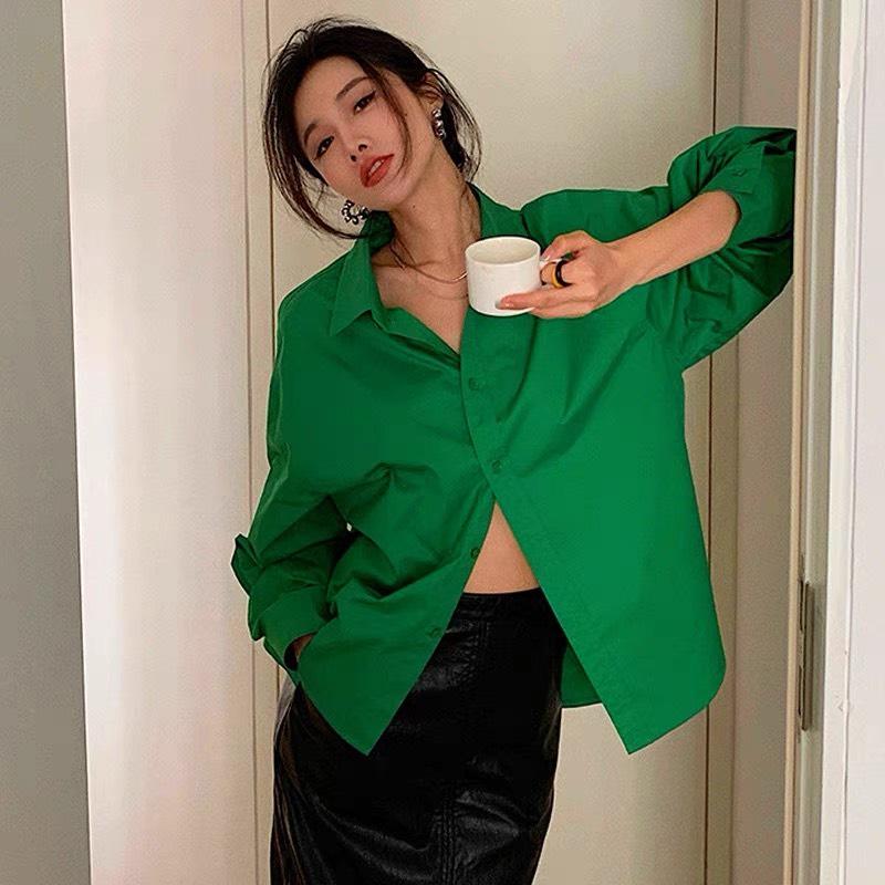  Áo sơ mi xanh lá đậm cúc đồng màu 