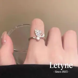 [Letyne] Cincin Bukaan Dapat Diatur dengan Desain Kupu-Kupu dan Elemen Berlian Tiruan A299