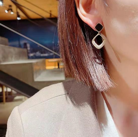 Product Introduction of Minzo Anting Korea Perempuan Imitasi Dewasa Motif Kotak Hitam Earrings Aksesoris Perhiasan Wanita Elegan 26