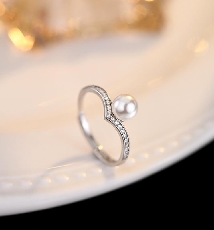 Product Introduction of S925 Sterling Silver Pearl V-Shaped Ring Fashionable High-End Ring 2