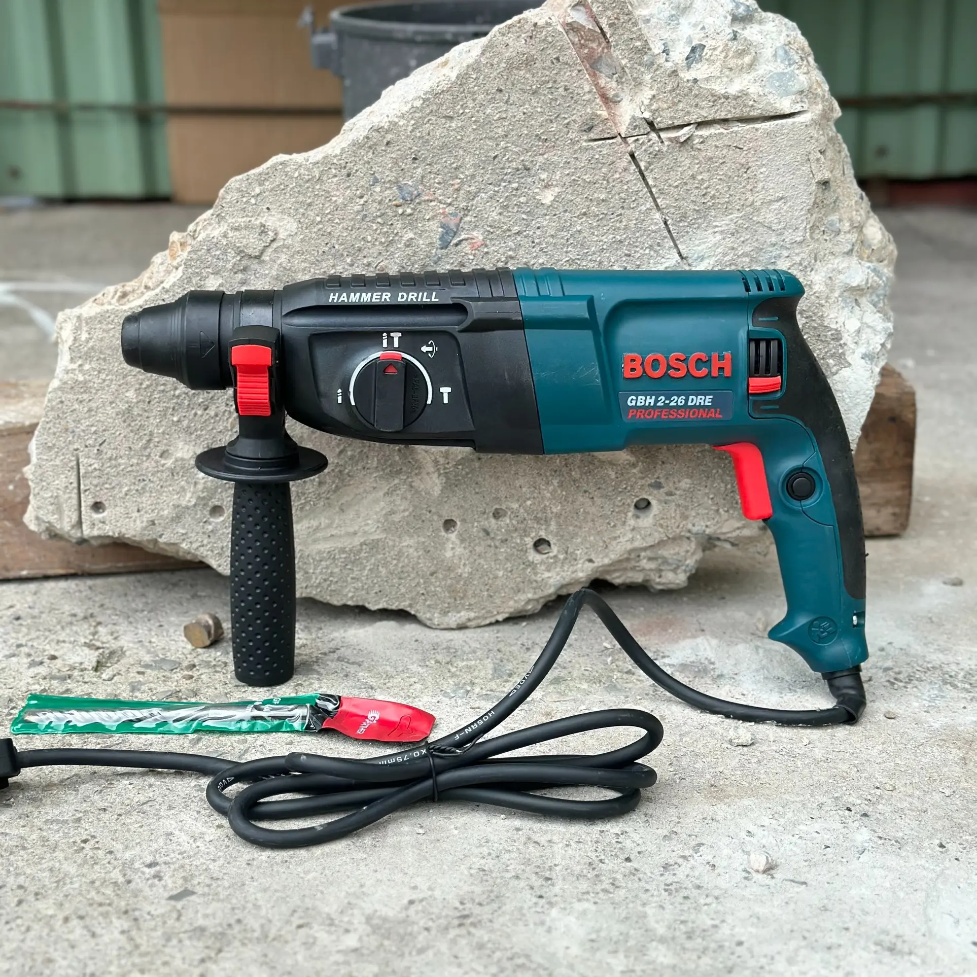 Máy Khoan Bê Tông Điên Bosch 800W, Tốc Độ 0-2.800 v/p, Đường Kính Khoan Tường 13mm, Đầu Cặp 26mm, Trọng Lượng 3kg