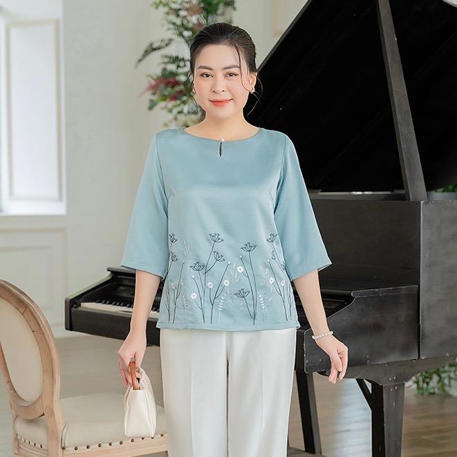 GUMOM - Áo Kiểu Trung Niên U50 U60 Cao Cấp Cổ Tròn Tay Lỡ Thêu Hoa Đính Nút Sang Trọng Cho Nữ - Women Nhung Kem Xanh Nho Tua Rua Top Voi