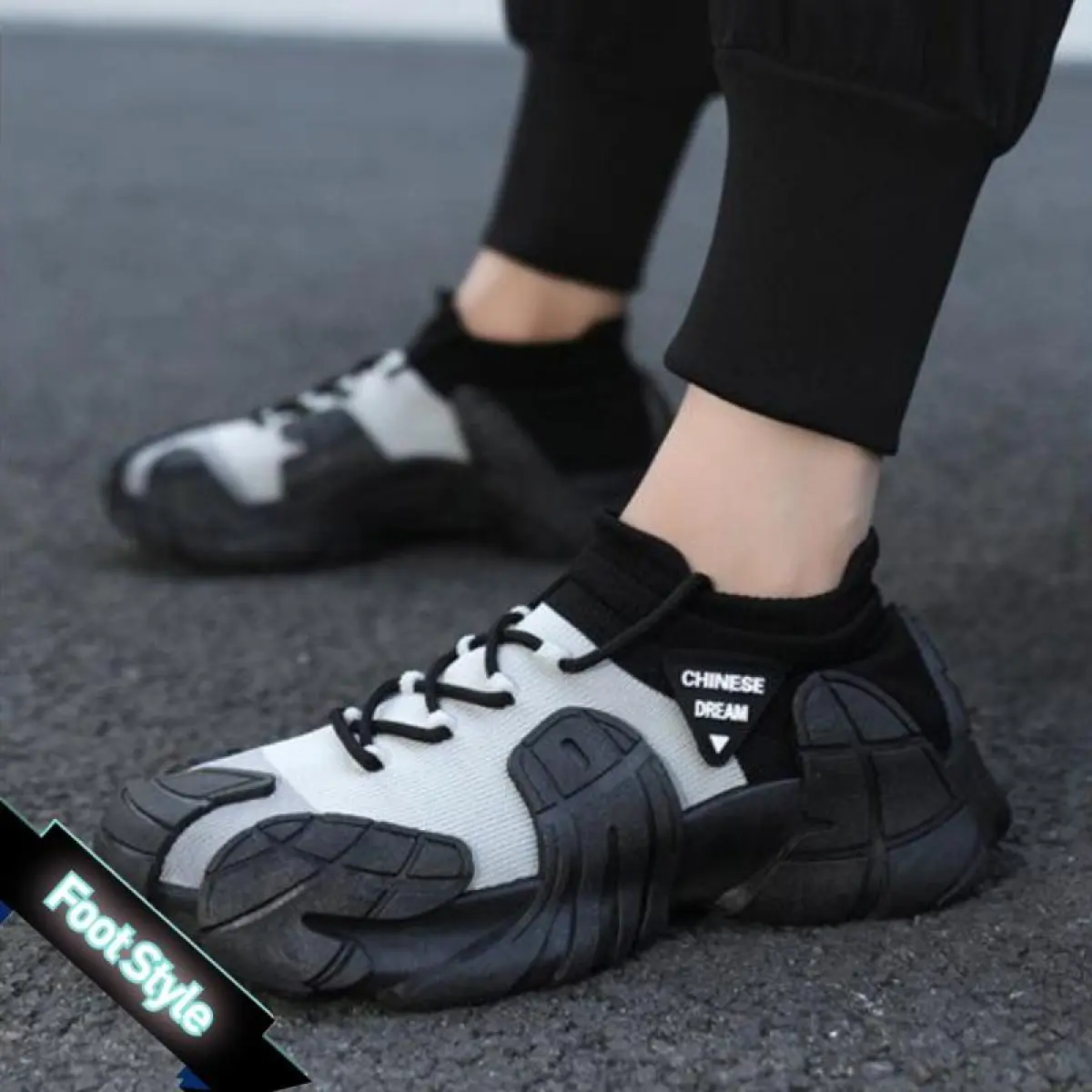 【Foot Style】รองเท้าผู้ชายกลางแจ้ง ใส่สบาย ฤดูใบไม้ร่วง พื้นหนา น้ำหนักเบา ถุงเท้าทอบิน รองเท้าลำลองปาก สูง สไตล์วัยรุ่น ดีไซน์อินเทรนด์ เพิ่มความสบายและระบายอากาศได้ดี สวมใส่พอดีเท้า 👟🍂✨