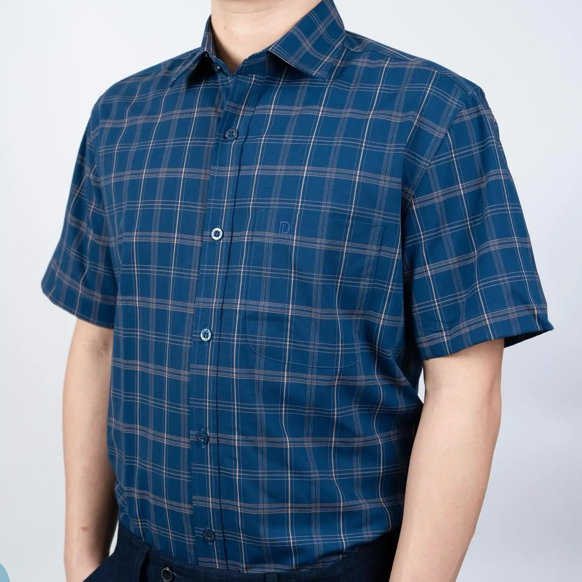 Áo sơ mi Ngắn tay Nam Trung Niên kẻ Karo thêu túi DOLI classic Menswear Shirt  Có Cổ