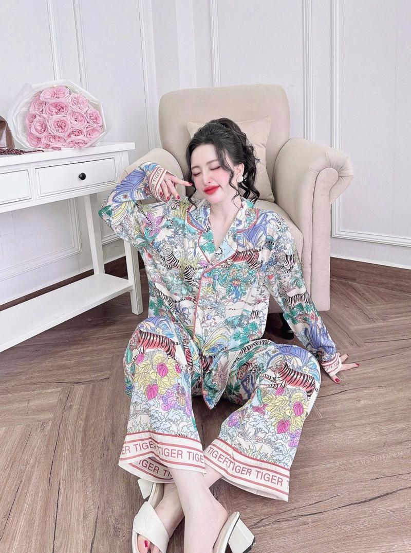 Product Introduction of Latin-19: Bộ Đồ Pijama Latin Lụa Min Tơ Tằm,Cổ Vest Nút Bọc,  Họa Tiết Rừng Xanh ,Có Hai Size 45-60 và 60-75kg Quàn Dài Tay Áo Dài, Ngắn, Cho Nữ Mặc Bốn Mùa! -Shop Thúy Pijama Women Quần Ngủ 6