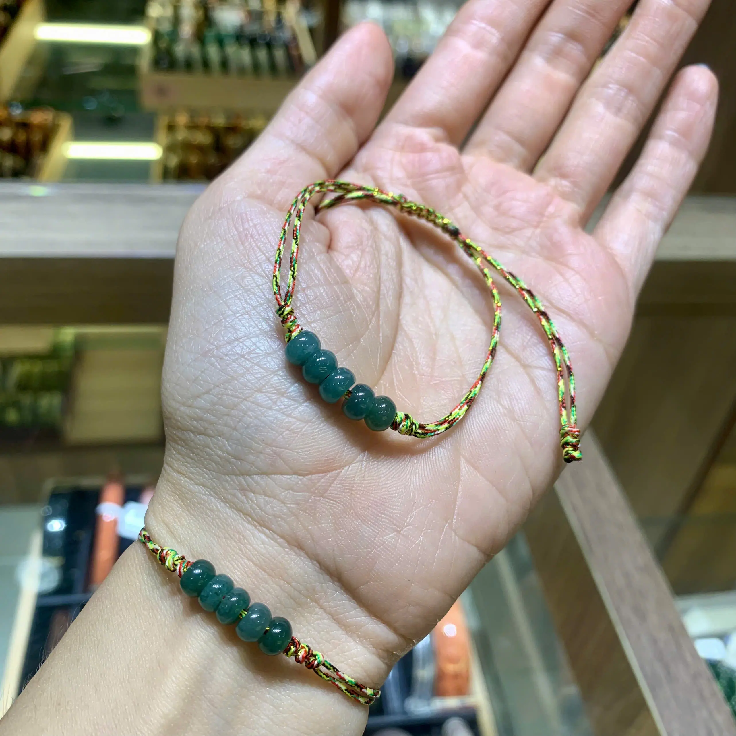 Vòng tay tết ngũ điếu chất đá ngọc lam và đá màu huyết vàng xinh xắn đeo tay cho mọi lứa tuổi