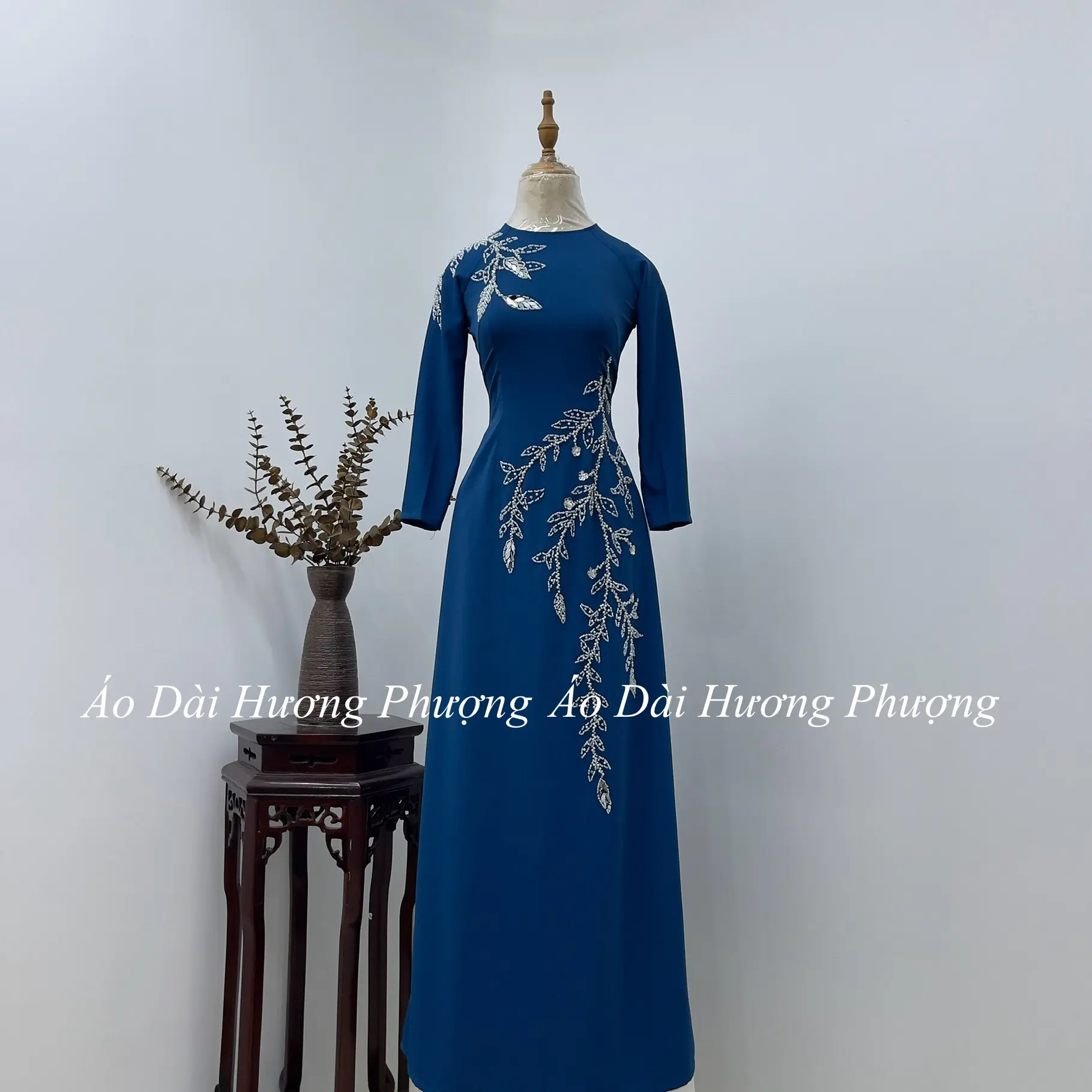 Áo Dài Hương Phượng lụa mỹ mềm mại thiết kế cổ tròn cho mẹ trung niên đính kết pha lê cao cấp - M06
