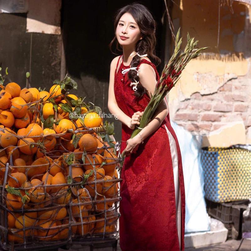 Áo dài gấm cổ yếm KỲ ÂM hoạ tiết hoa nổi phối cúc ngọc trai kèm quần phi bóng HAVANA AD147