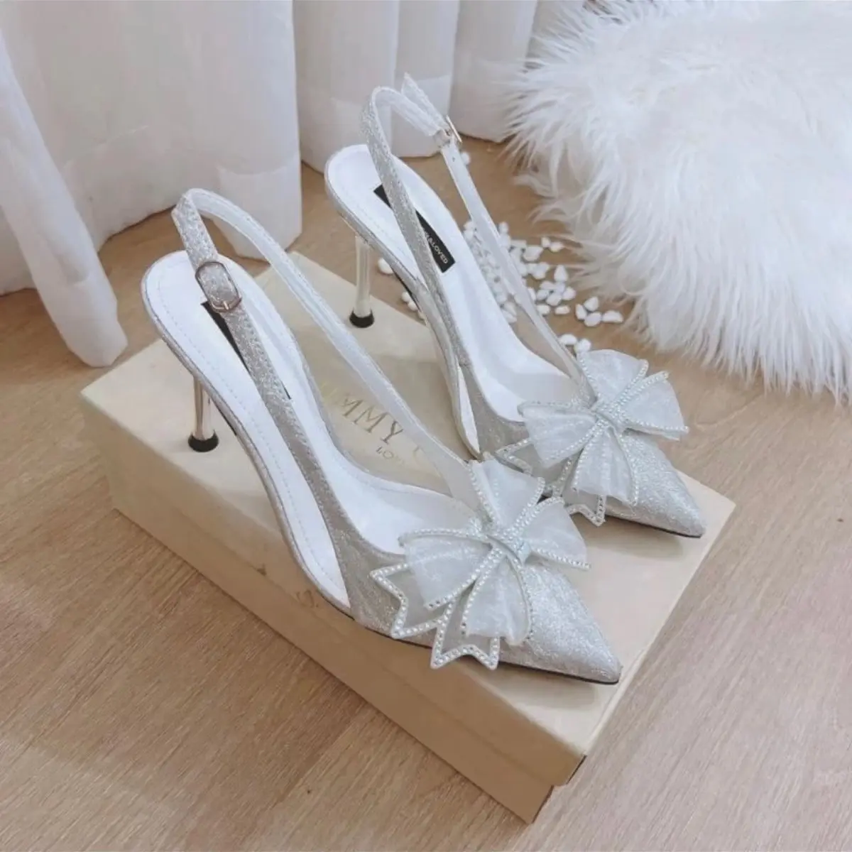 Giày bít mũi nhọn đính nơ cao 7-9 cm, màu ánh bạc chất liệu nhũ kim tuyến