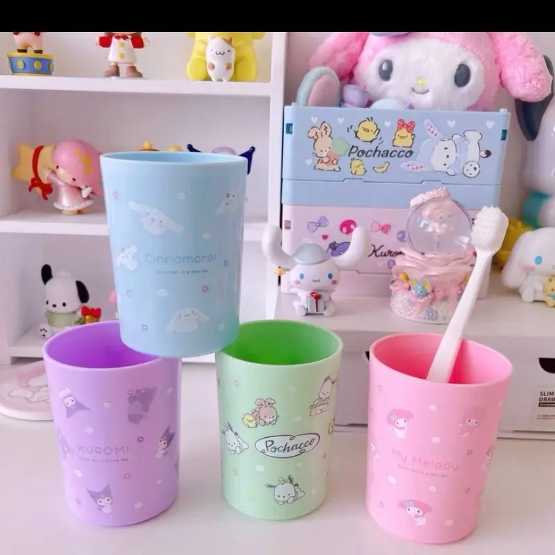Cangkir plastik sanrio