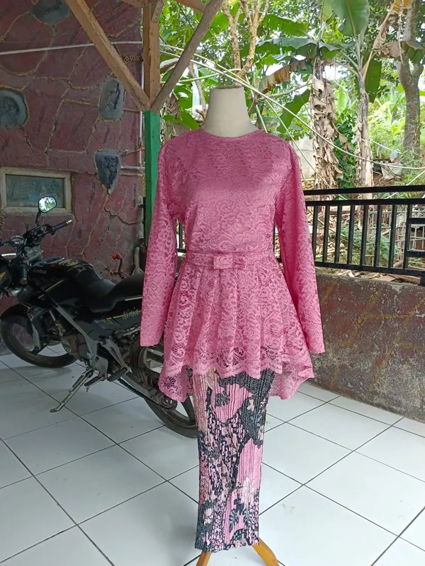 SETELAN KEBAYA GOTIK MUTIARA/KEBAYA BRUKAT WISUDA WANITA / KEBAYA LAMARAN MEWAH /KEBAYA PESTA / KEBAYA BROKAT Bawahan ROK PLISKET BATIK 4