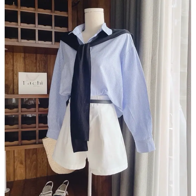 Sét áo somi nữ  kẻ sọc xanh phối choàng cổ quần short trắng 2
