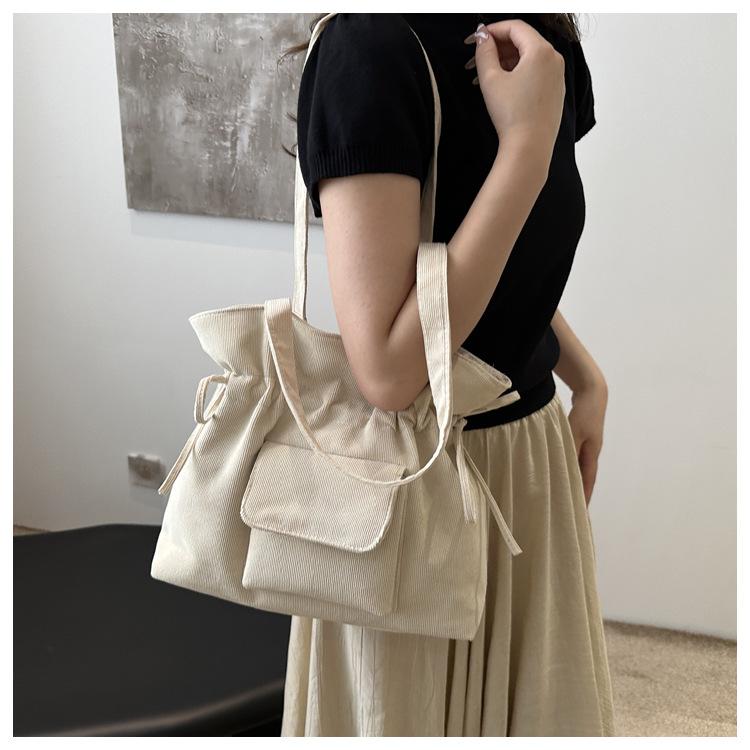 Product Introduction of New Korean Style Simple Shoulder Bag for Women with Drawstring Design, Fashionable Niche Commuter Underarm Bag, Elegant Versatile Handbag 19