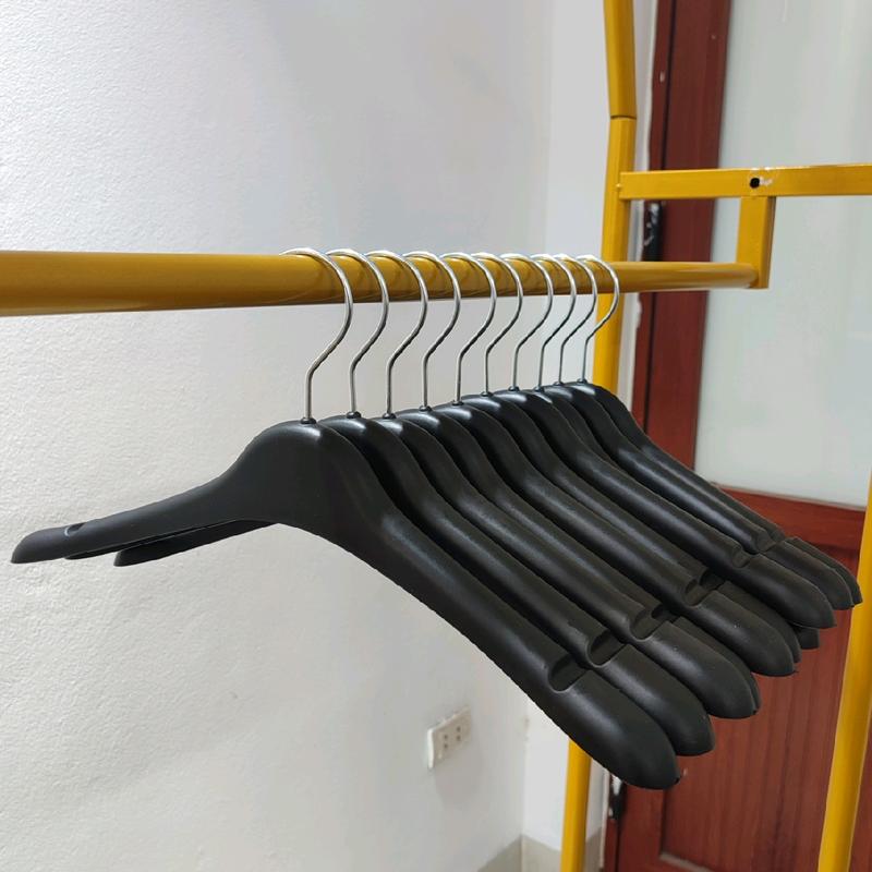 Combo 10c móc treo quần áo nhựa đen vai to, dài 40cm, đầu móc xoay 360 độ, chuyên dùng cho shop thời trang, gia đình,... Inox