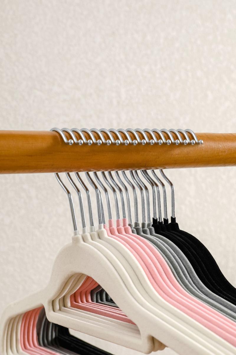 Product Introduction of Flocked Hangers for Dry and Wet Use, Thickened Non-Slip No Trace Clothes Hangers for Home Storage 6