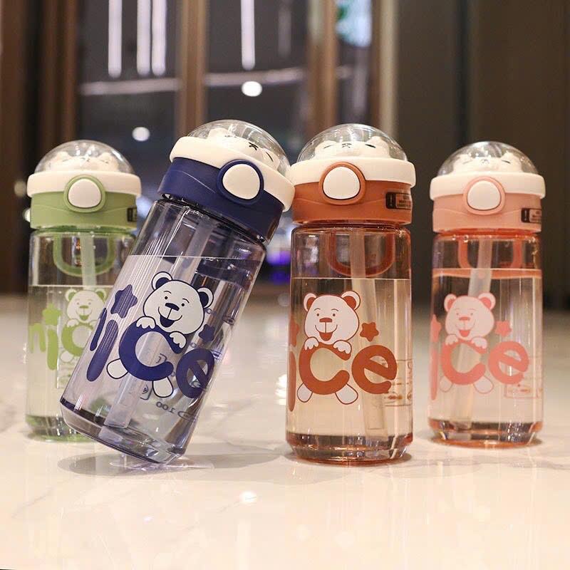 Bình Nước Nhựa 650 ML Có Nắp Đậy Kèm Ống Hút Hình Gấu Cute Mang Đi Học Có Quoai Đeo