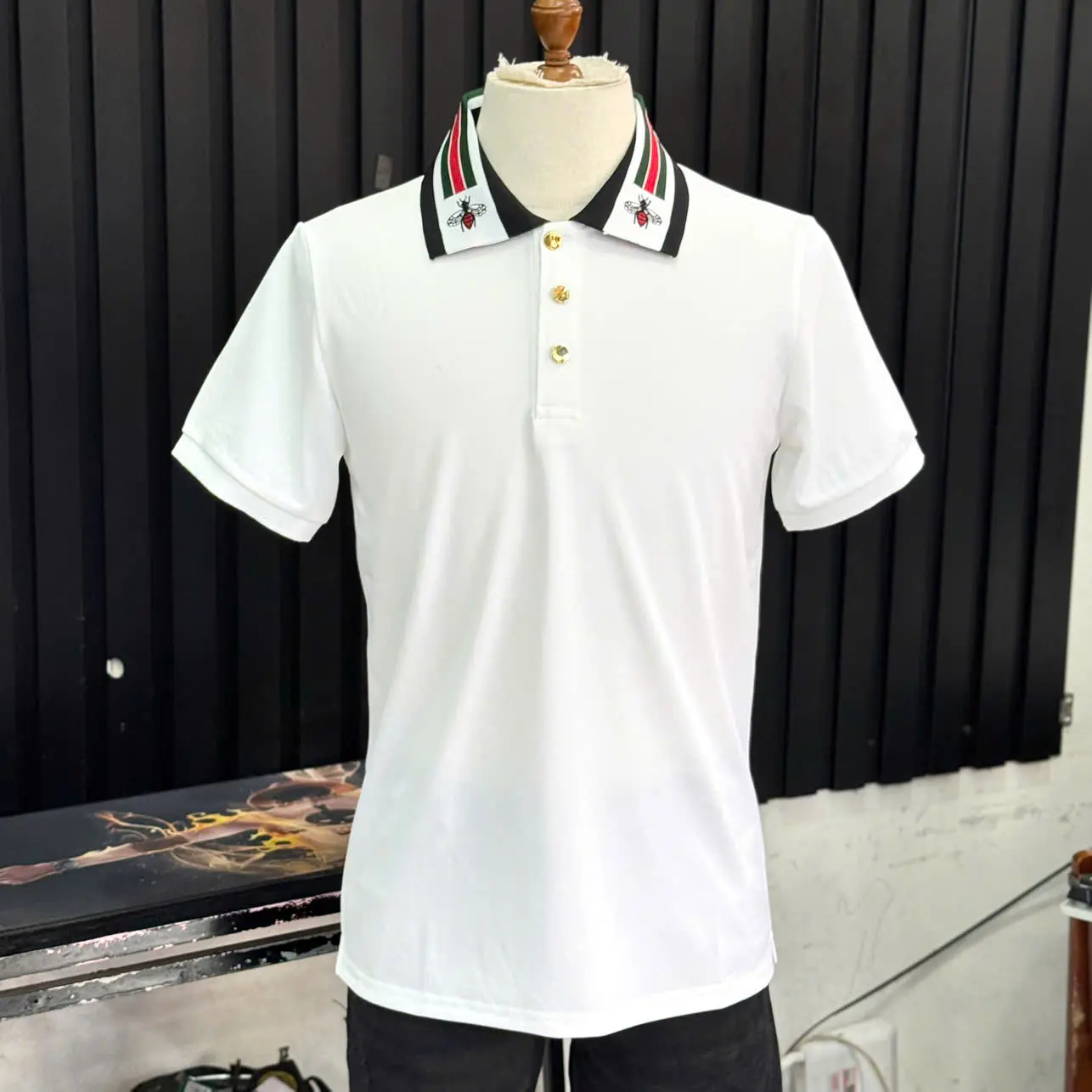 Áo polo thêu ong rắn trẻ trung dễ phối đồ chất cá sấu mịn