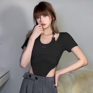 ชุดรอมเปอร์แขนสั้นคอเชือกแขวนคอสองชิ้นปลอม ดีไซน์เก๋ไก๋ สไตล์ยุโรปและอเมริกา ฤดูร้อนใหม่ สำหรับผู้หญิง เสื้อยืดสาวฮอต เสื้อเซ็กซี่