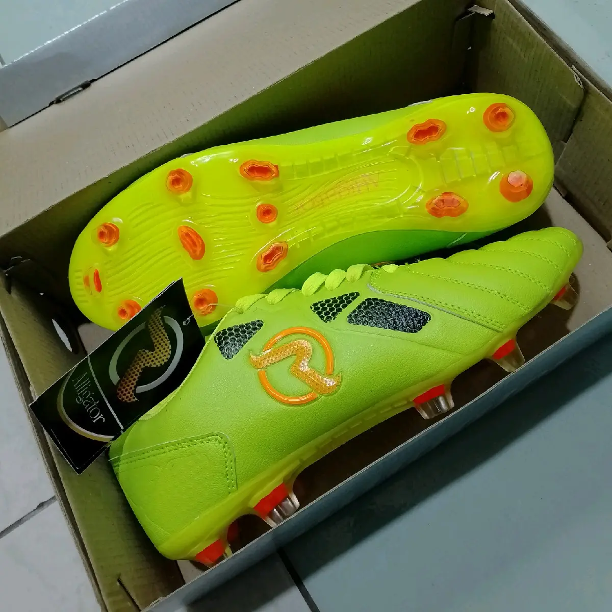 Sepatu Bola Alligator Roguns Free kaos kaki dan deker Set Uniseks Nyaman Boots