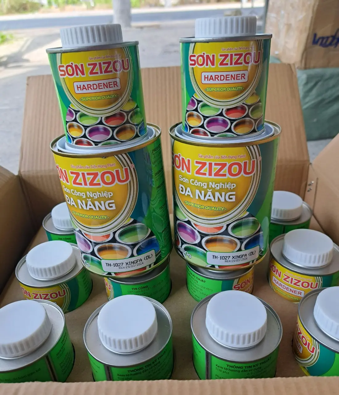 Sơn ZIZOU 2TP, bám dính trên tất cả các bề mặt như sắt, gỗ, ...