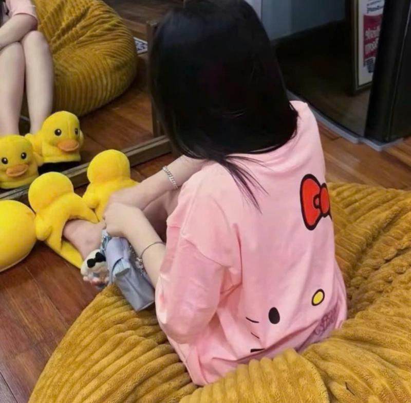 Product Introduction of Áo Phông Cotton In 2 Mặt hello Ki...tty Chất vải co giãn 4 chiều, Không dày, Không Mỏng Thấm Hút Mồ Hôi 4