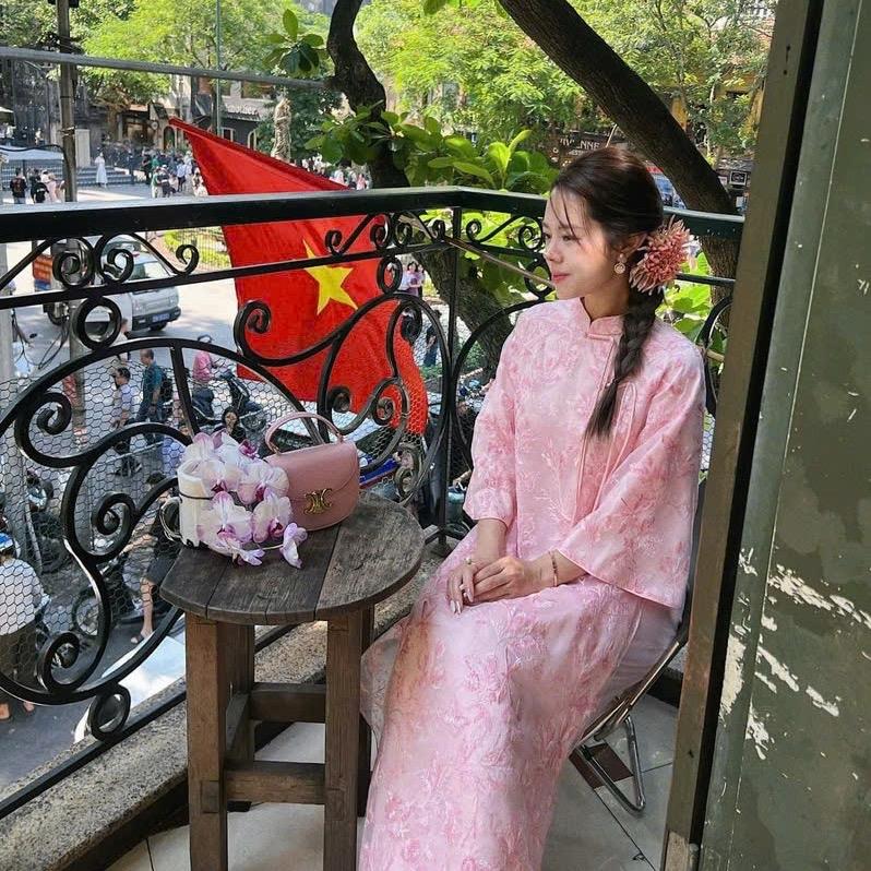 ￼Áo dài cách tân MẪN KỲ from suông 4 tà thêu hoa nổi đính nơ kèm quần lụa 1