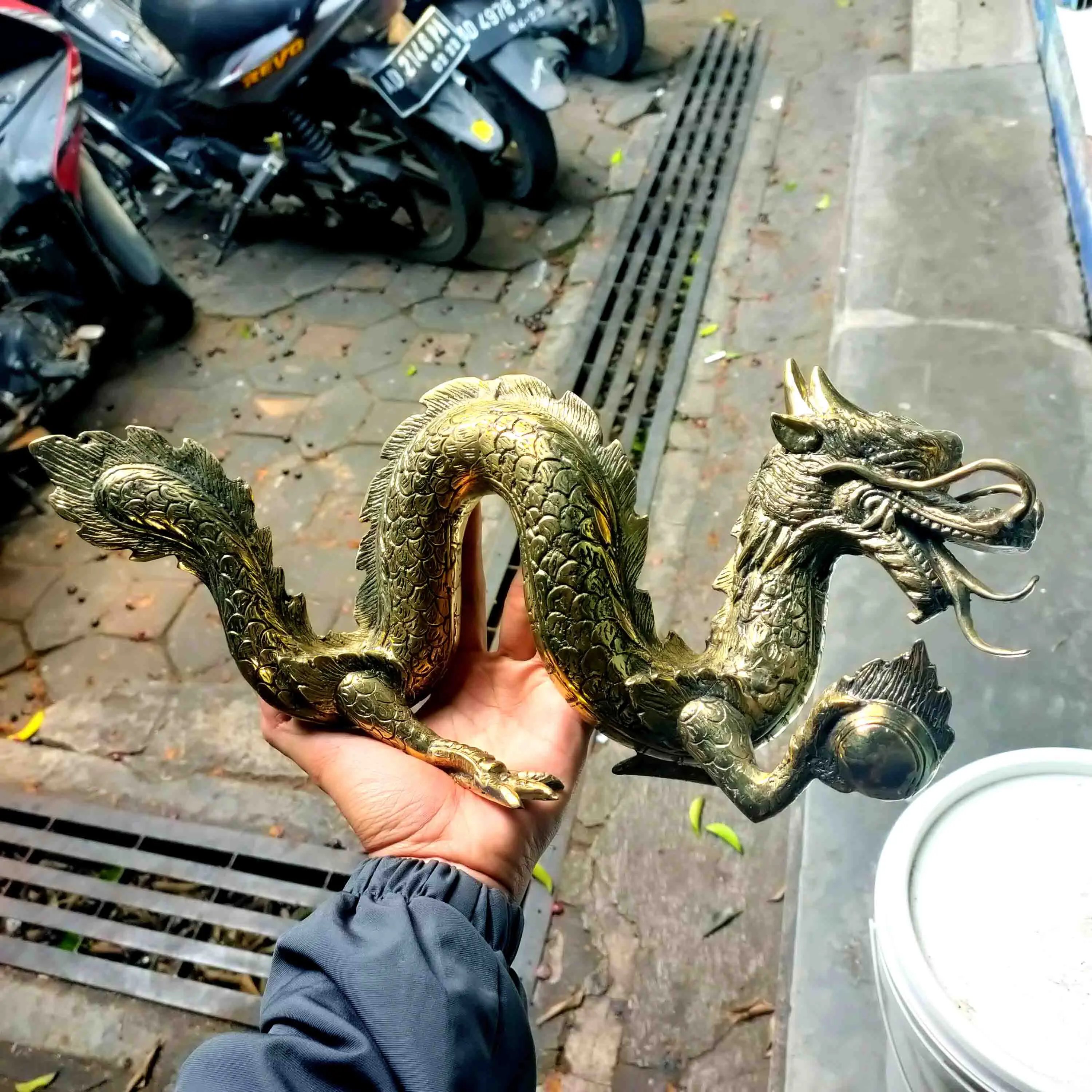 Patung Naga Liong Warna Emas Bahan Kuningan Sari Hadiah Pajangan