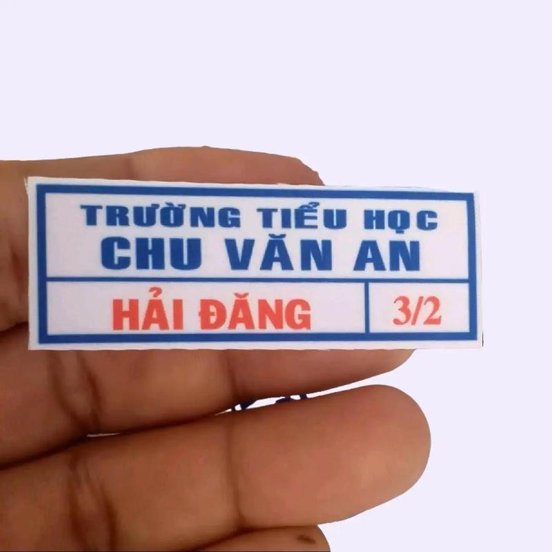 Bảng tên học sinh in theo yêu cầu làm bằng vải được ủi lên áo dùng làm bảng tên nhân viên bền màu lớp keo dễ bóc ra ủi được với nhiệt độ 160 độC trong khoảng 15-25 giây miếngdán xébảngtên thẻ tên phù hiệu