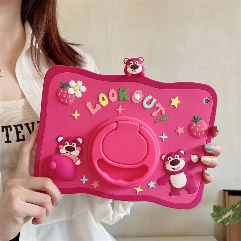 Product Introduction of Ốp Bảo Vệ Silicon, Disney Lotso Dễ Thương, Giá Chân Đế Xoay 360, Tương Thích Với iPad Pro11 2020 / 2021 / 2022, Air5, Air4, 10.9, 10th, 9th, 7th, Gen 10.2, 10.5, 9.7, 2017 / 2018, Mini6, 5, 4, 3, 2, 1, Vỏ Bảo Vệ 1