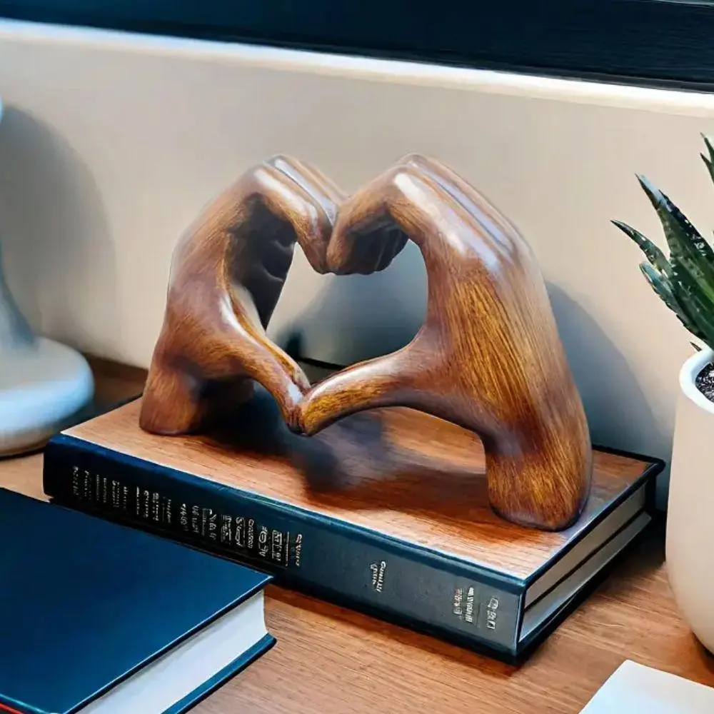 Wood Grain Design Resin Ornament, 1 Count Heart Shaped Hand Design Modern Desktop Decoration, Desk Ornament for Home Office