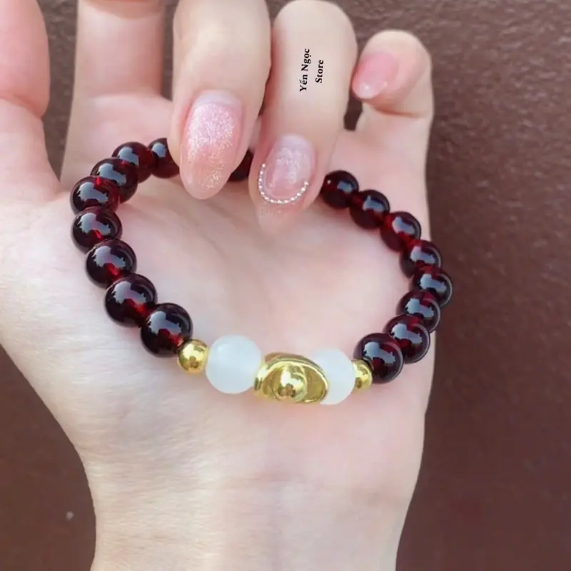 Vòng tay nữ 8ly đỏ rượu vang mix charm thỏi vàng hút lộc_sự kết hợp mới nhất 2025 3