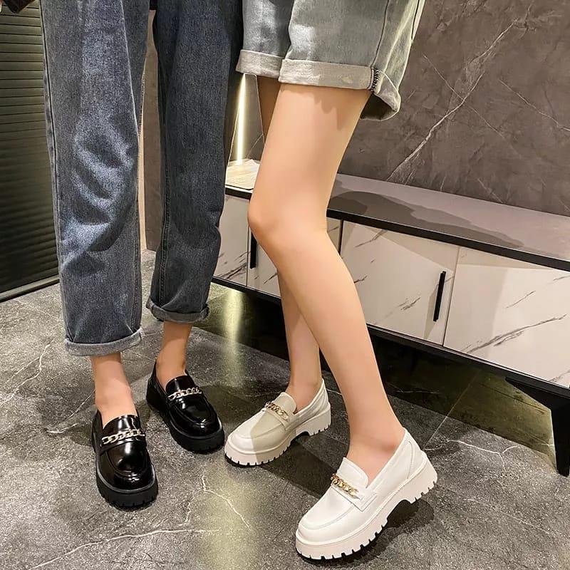Product Introduction of FMS- Sepatu Wanita Loafers Rantai Besi ''CLAUDIA'' Black And White Glosy PREMIUM B277 23