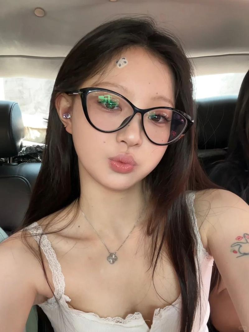 Product Introduction of Cat's Eye Frame Women's Retro Tortoiseshell Colored Beauty Artifact Glasses High End Face Small 5