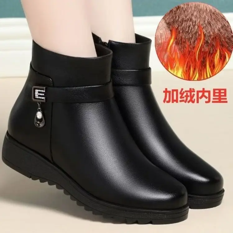 But Wanita, Kaki Bulat, Panjang Sisi Pendek, But Zip, Bahan Velboa Tiruan, Tumit Rendah