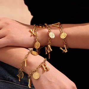 สร้อยข้อมือระดับไฮเอนด์ สไตล์ยุโรปและอเมริกา สร้อยข้อมือเหรียญราชินีอลิซาเบธ สร้อยข้อมือตัวอักษร วงสแตนเลสสีทอง 18K