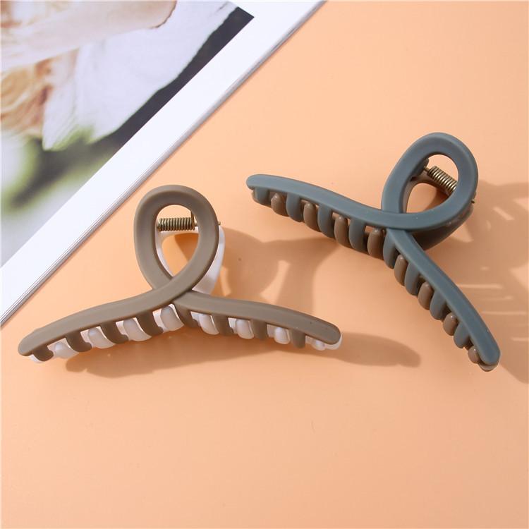 Product Introduction of Large Grab Clip New Two-tone Facial Hair Clip Back Head Clip Simple Shark Clip 5
