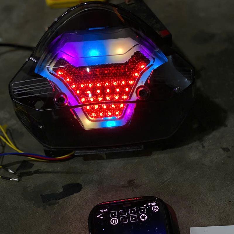 Đèn hậu TST audi lắp Sirius 50-110cc chỉnh màu và hiệu ứng trên điện thoại